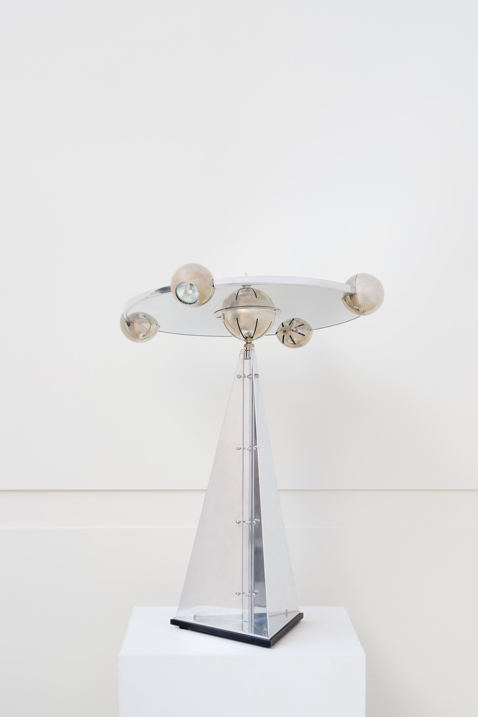 Yonel Lebovici, “Soucoupe petit modèle” lamp, vue 01
