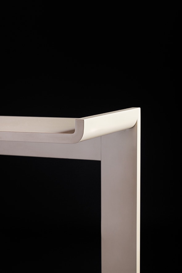 Ivory lacquered console, vue 01