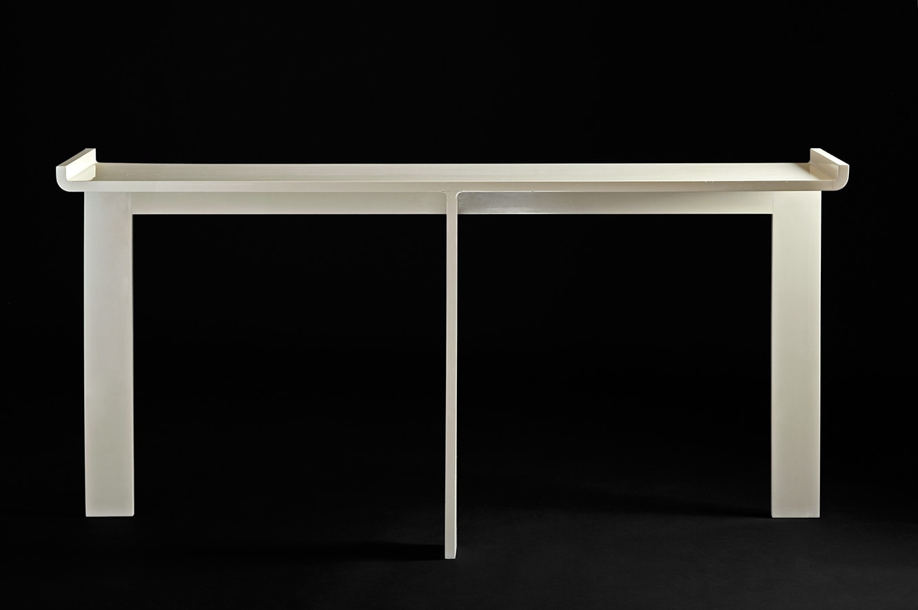 Ivory lacquered console, vue 01
