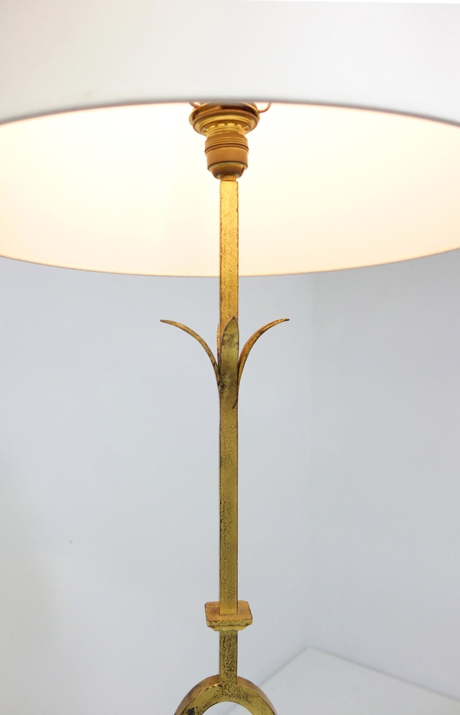 Gilbert Poillerat, Gilt wrought iron floor lamp, vue 01