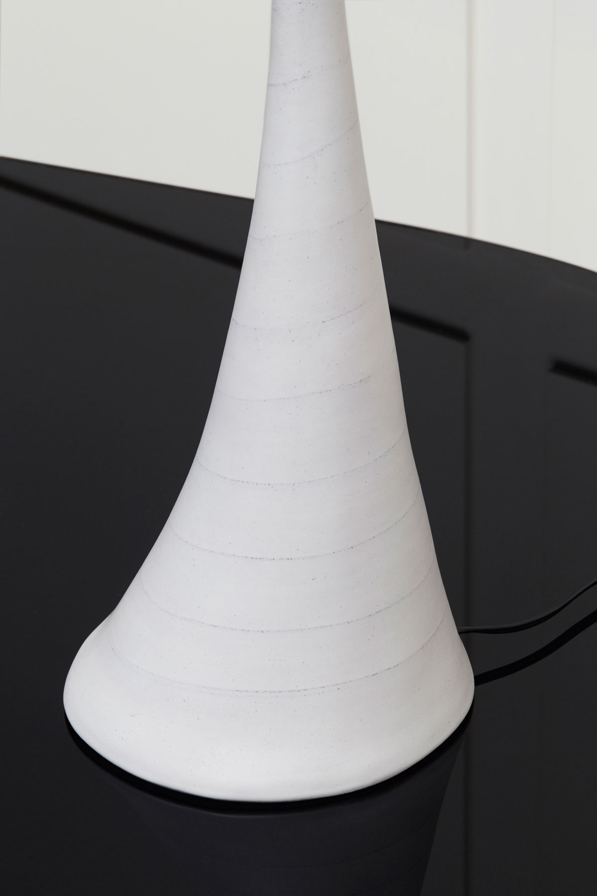 Georges Jouve, Sculptural white ceramic lamp, vue 01