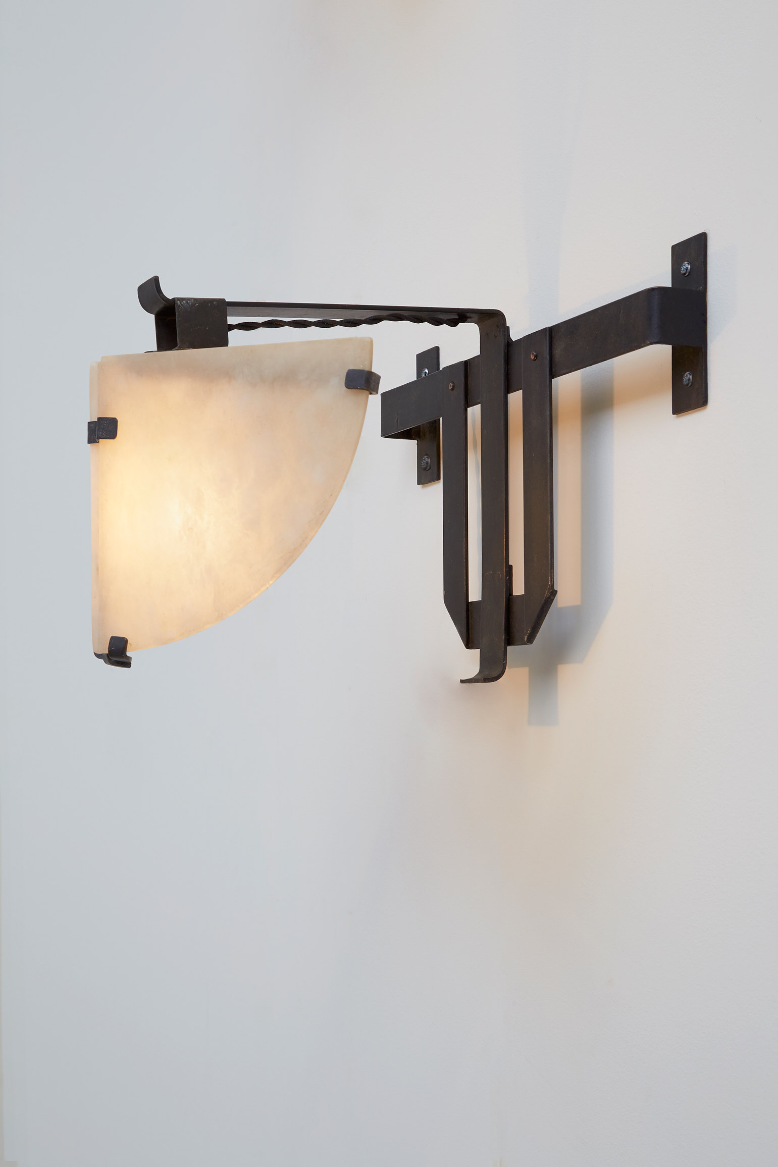 Pierre Chareau, Pair of LP180 wall lights entitled “Masque“, vue 01