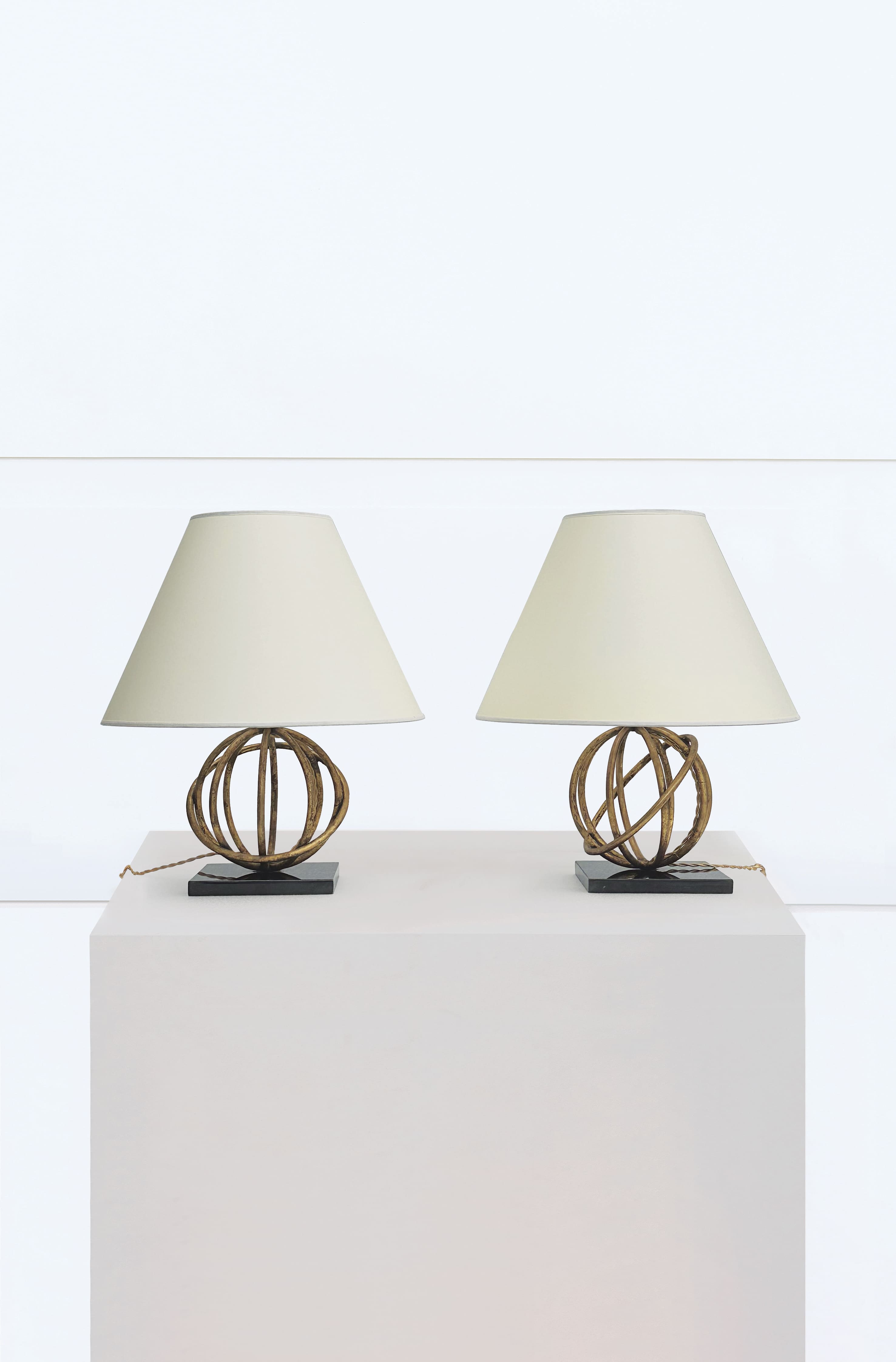 Jean Royère, pair of “Sphère” lamps, vue 01