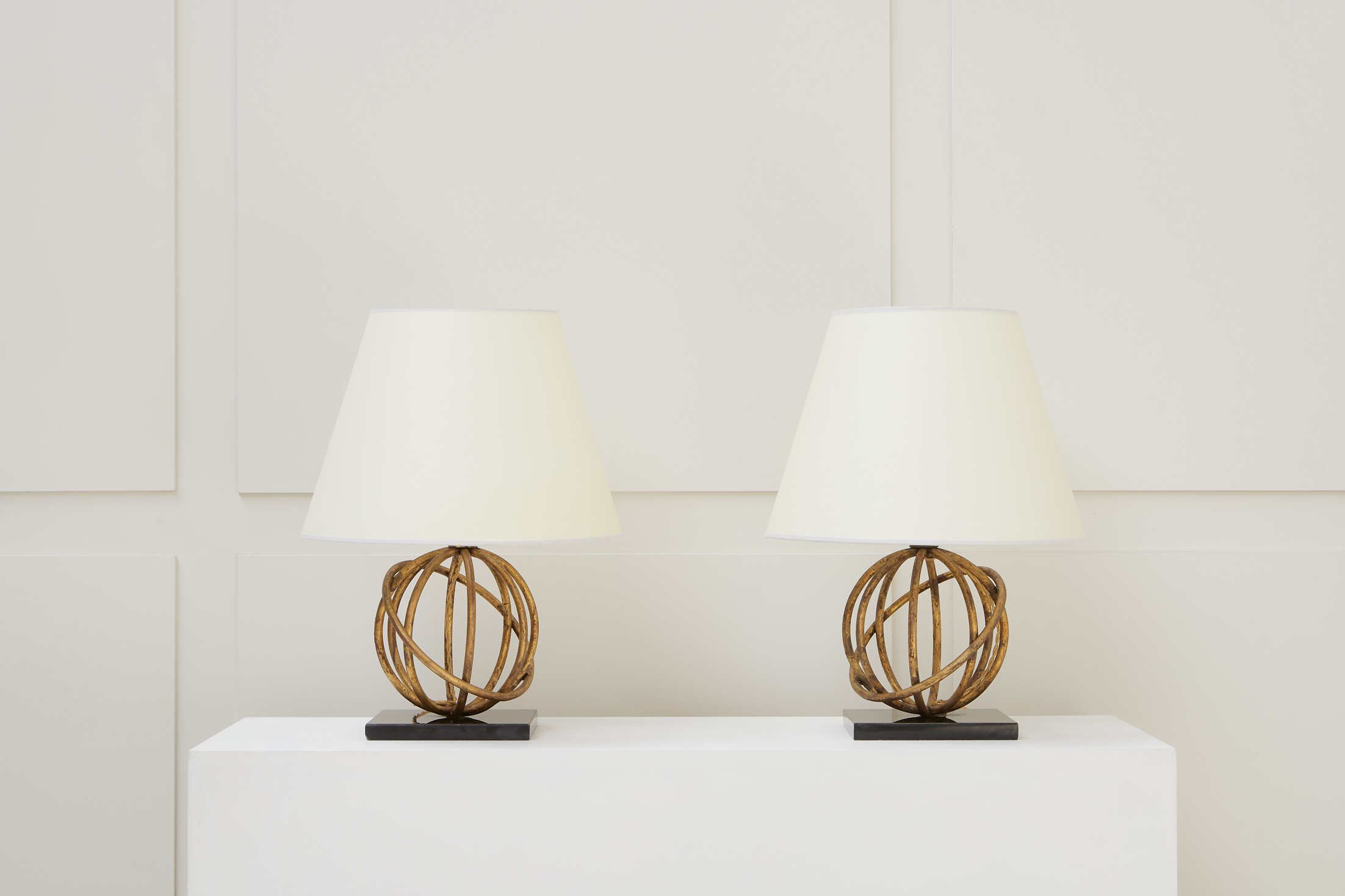 Jean Royère, pair of “Sphère” lamps, vue 01