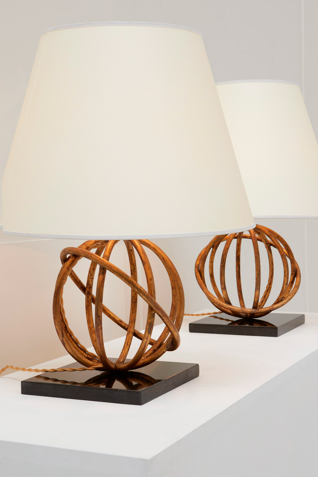 Jean Royère, pair of “Sphère” lamps, vue 01