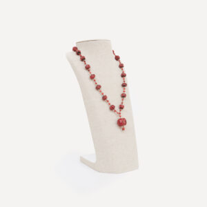 Collier en talosel rouge de Line Vautrin