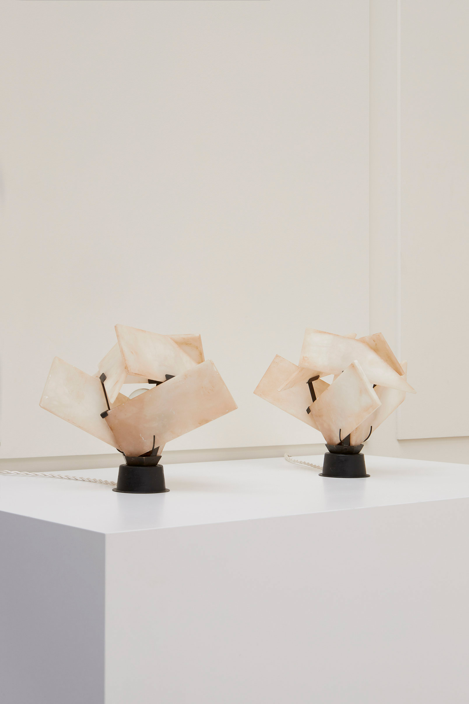 Pierre Chareau, pair of “The Flower LP166” lamps, vue 01