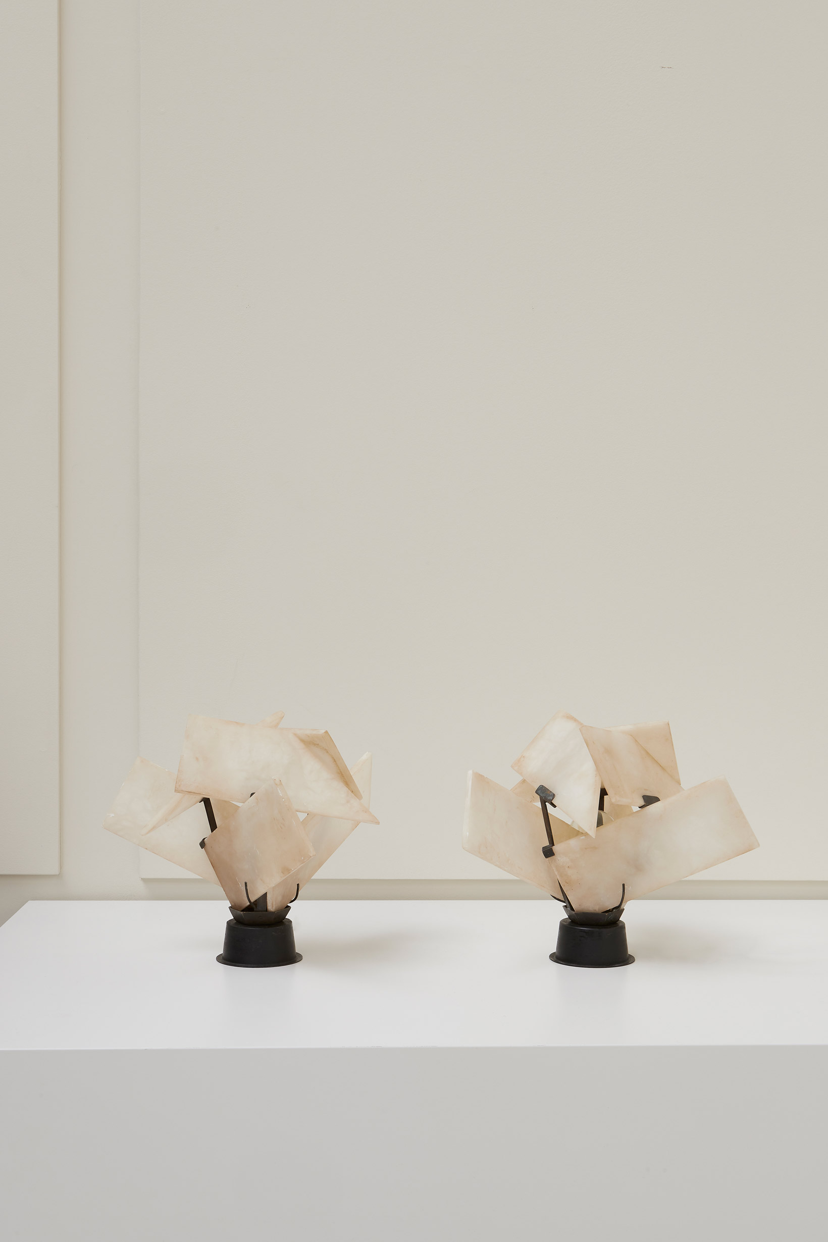 Pierre Chareau, pair of “The Flower LP166” lamps, vue 01