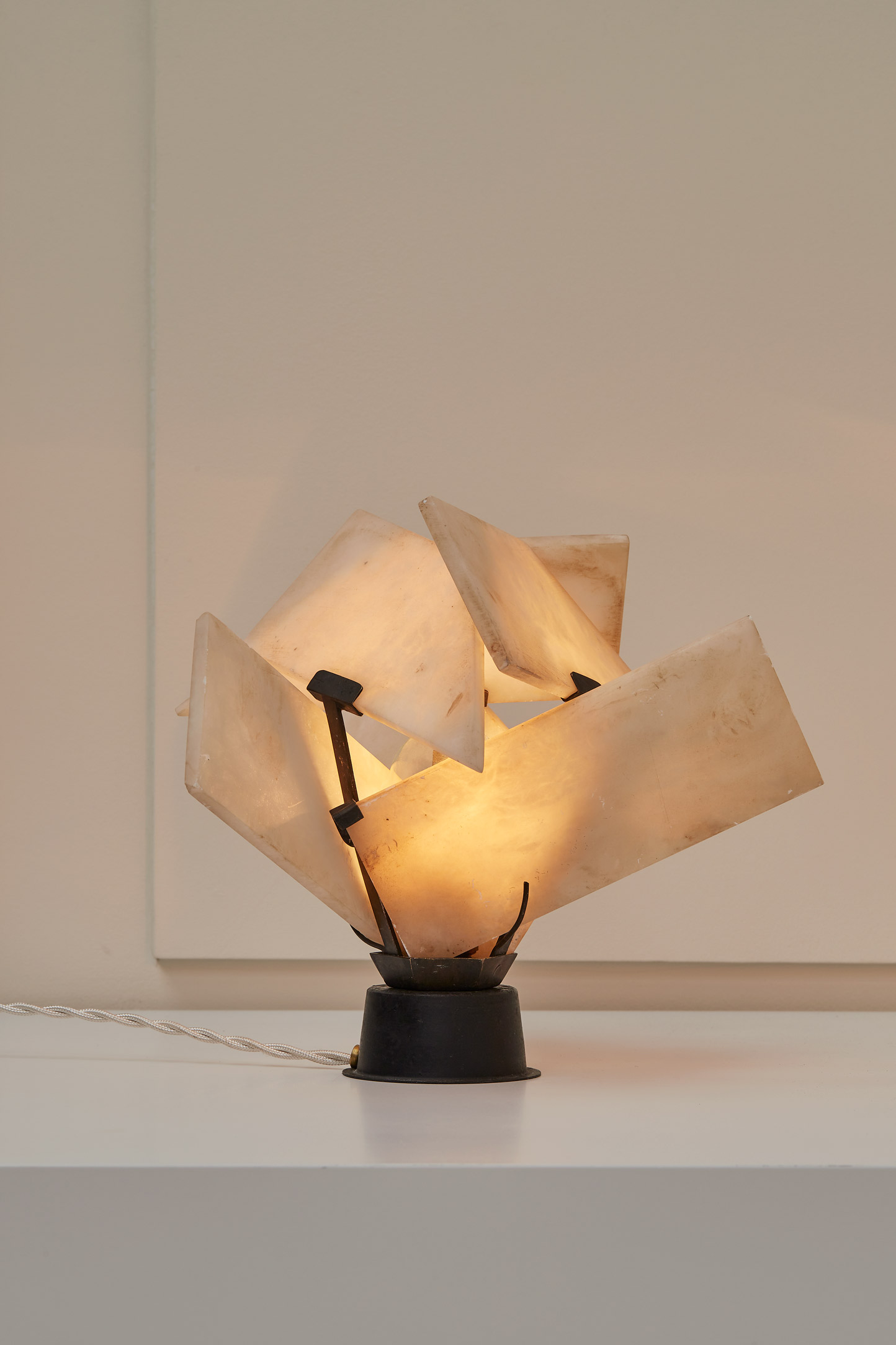 Pierre Chareau, pair of “The Flower LP166” lamps, vue 01