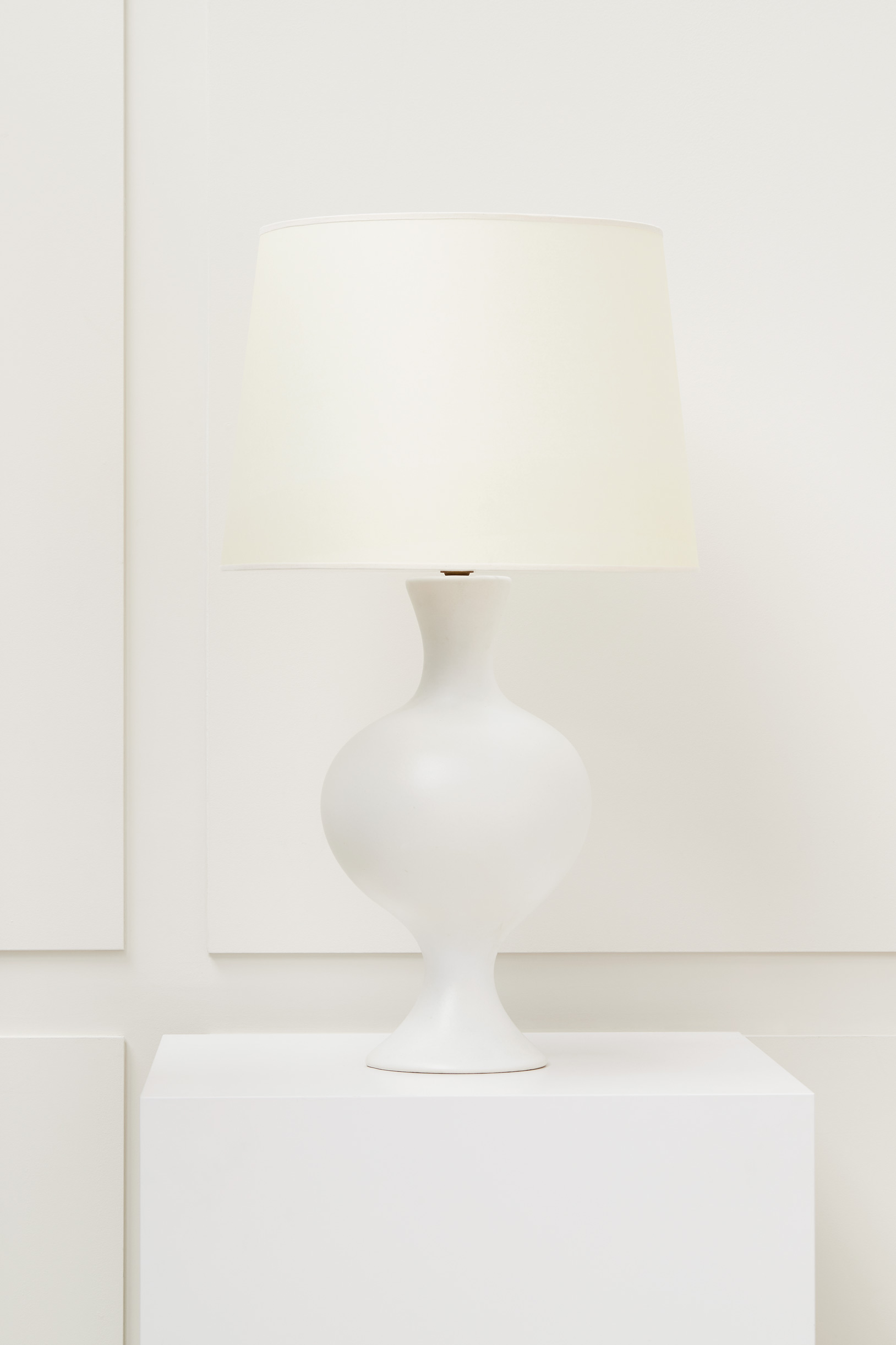 Denise Gatard, lampe émaillée blanche, vue 01