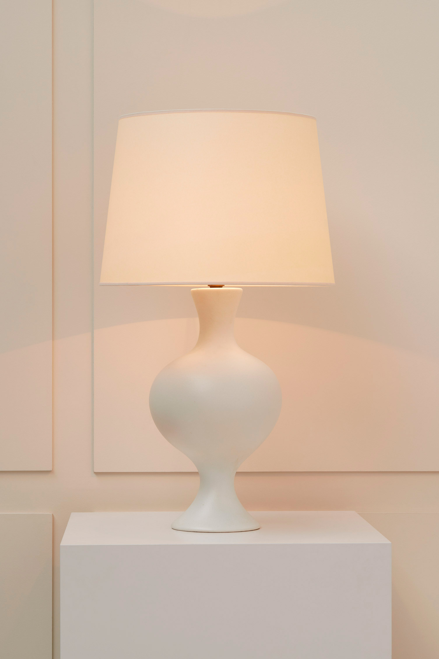 Denise Gatard, lampe émaillée blanche, vue 01