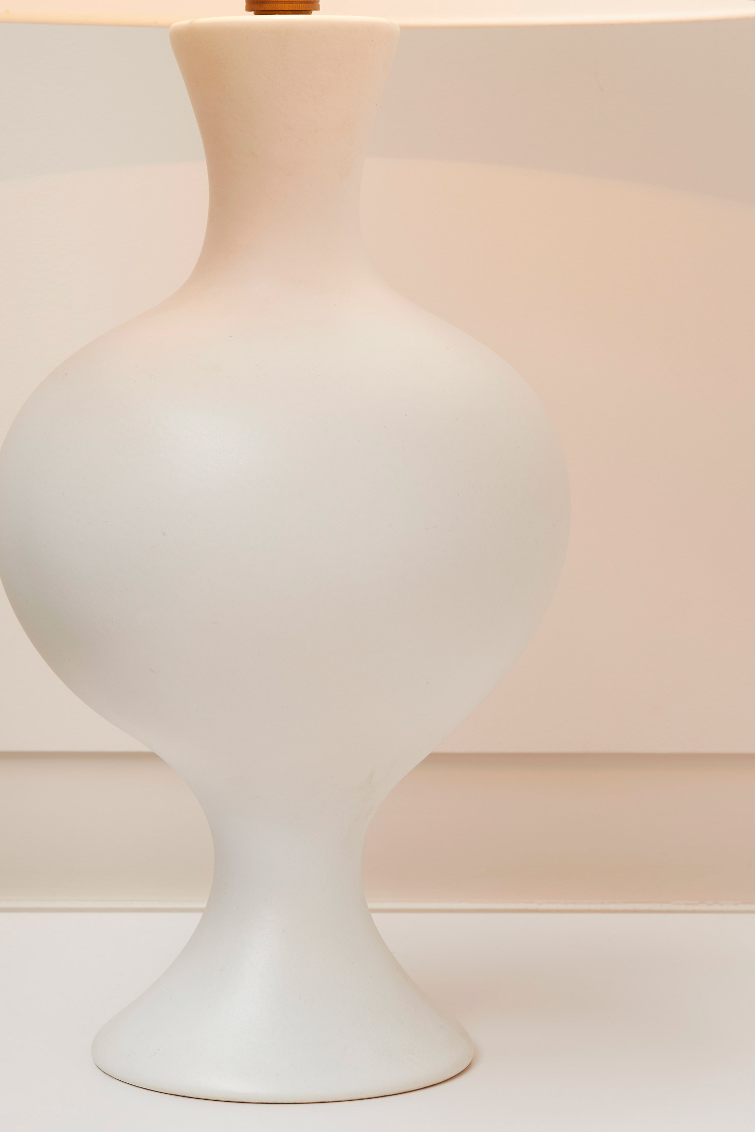 Denise Gatard, white enamelled lamp, vue 01