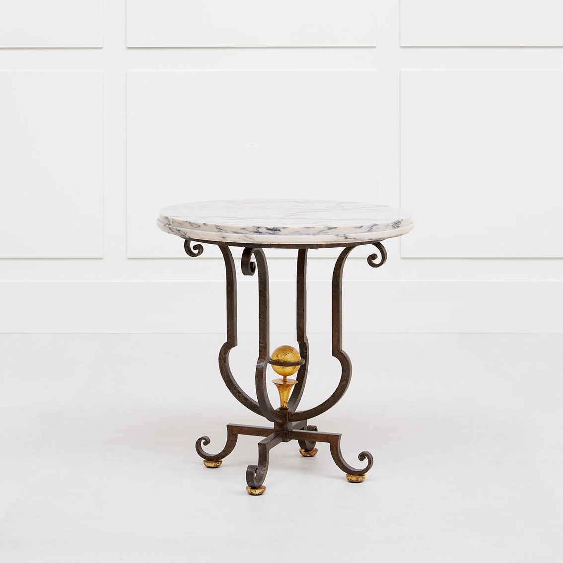 Pedestal table