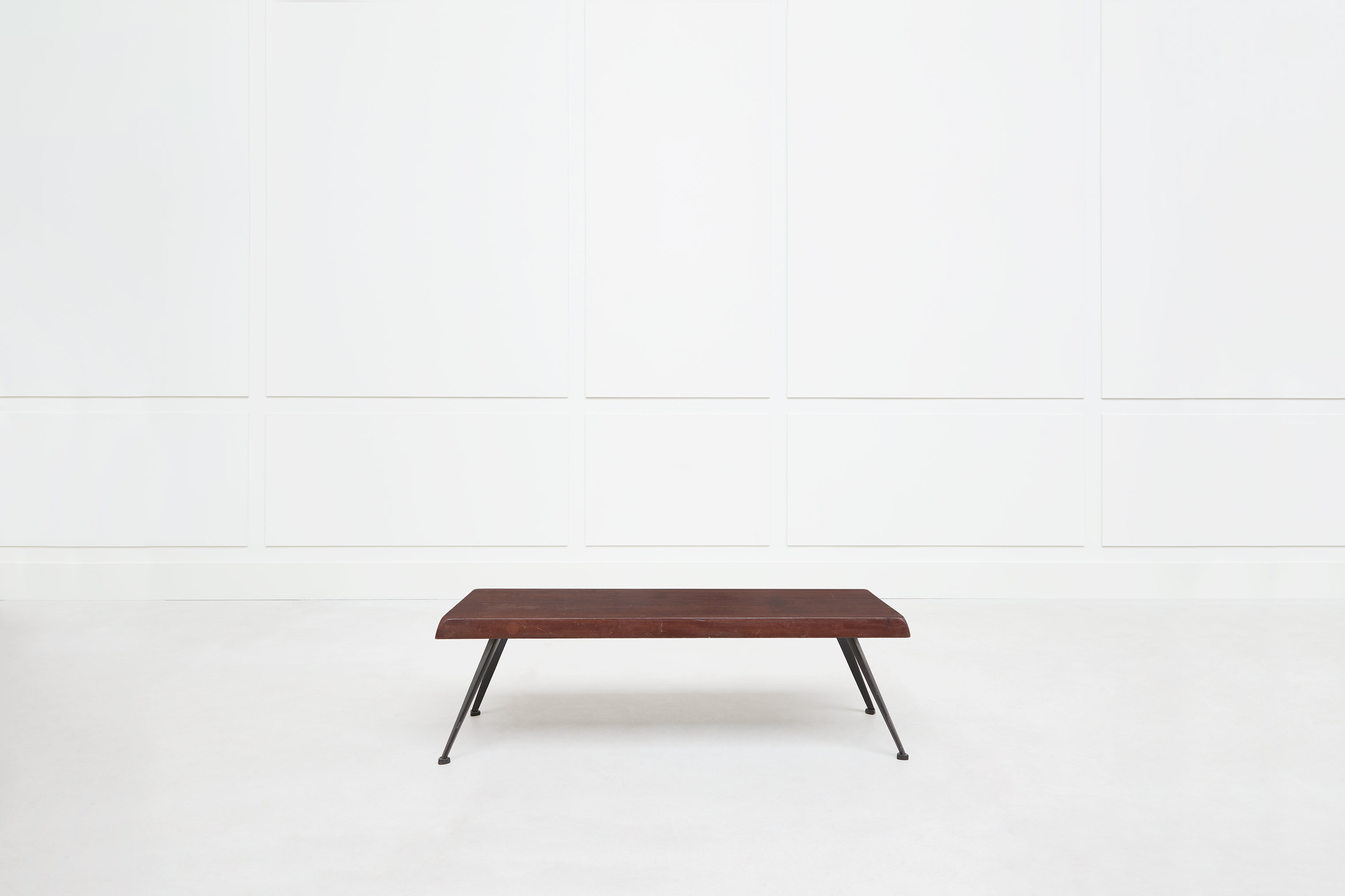 Charlotte Perriand, table basse rectangulaire, vue 01