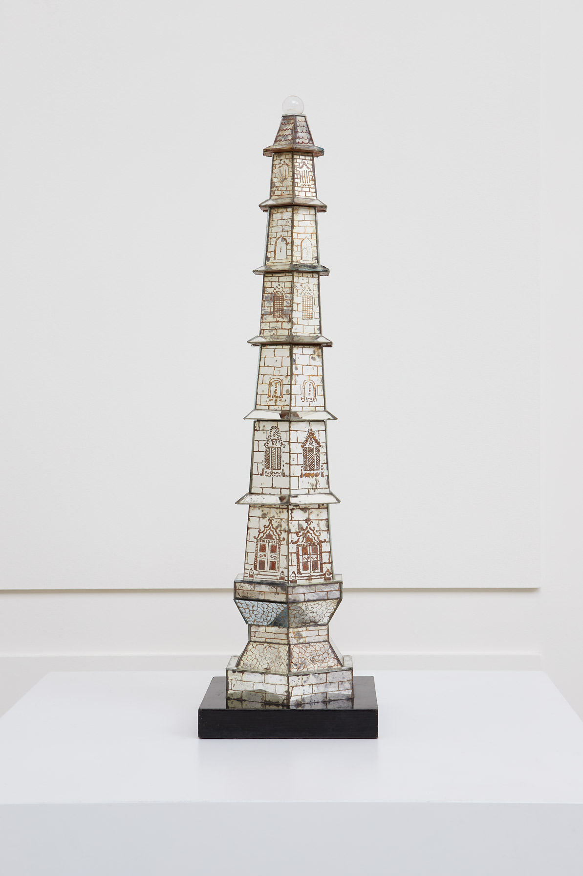 Serge Roche (in the taste of), obelisk, vue 01