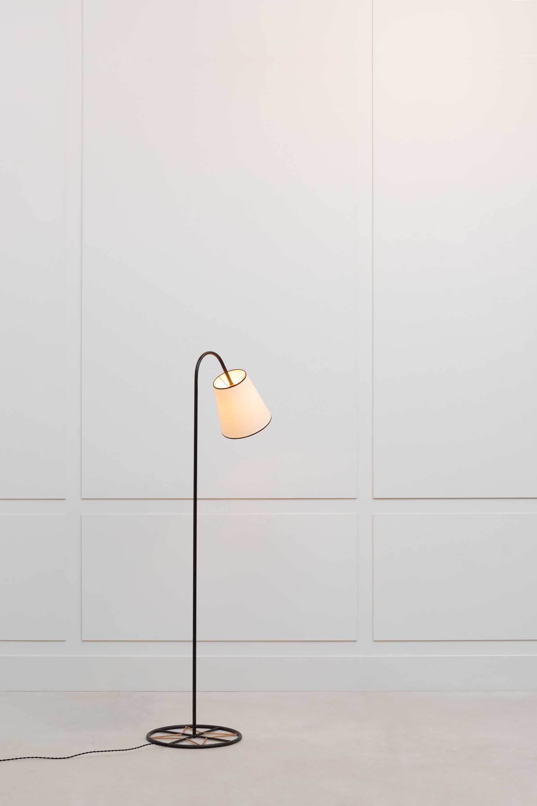 Jean Royère, “Ski” floorlamp, vue 01