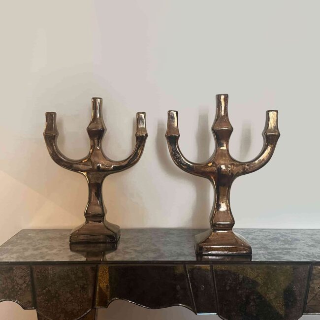 Denise Gatard, paire de bougeoirs émaillés doré