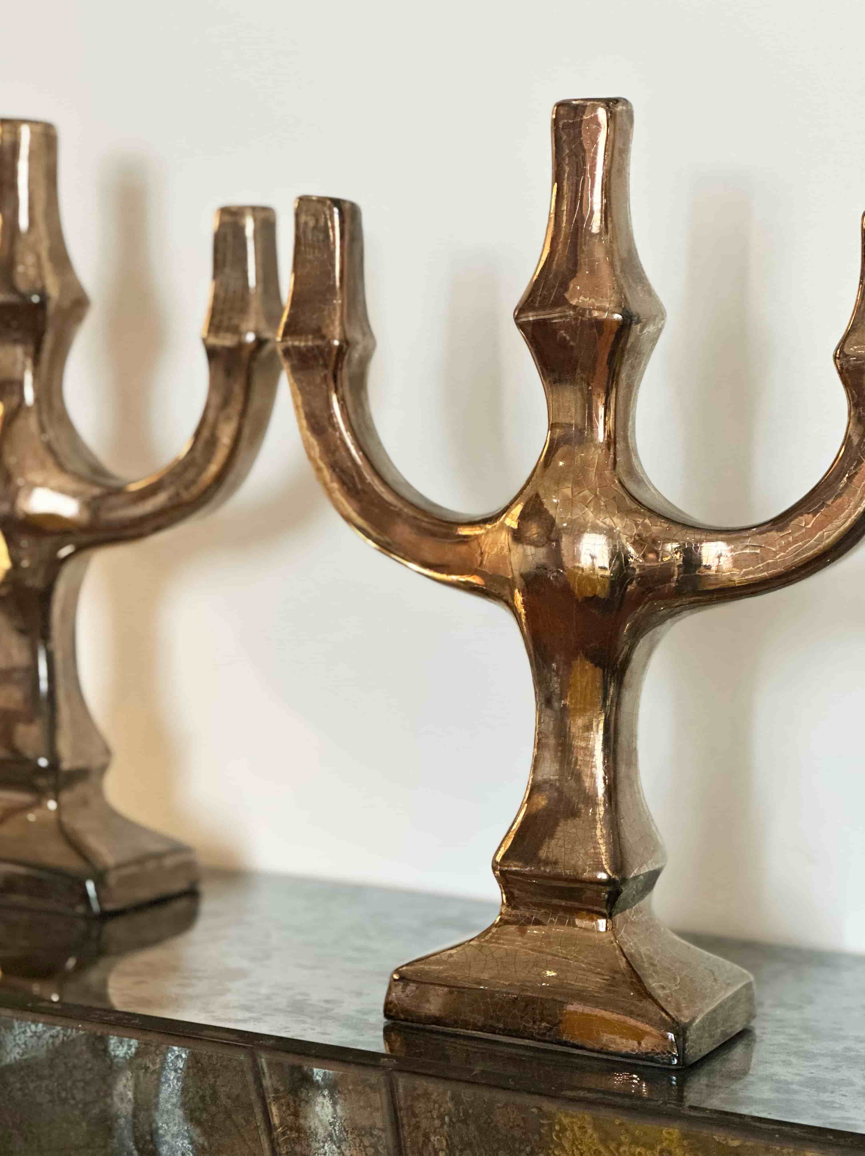 Denise Gatard, paire de bougeoirs émaillés doré, vue 01