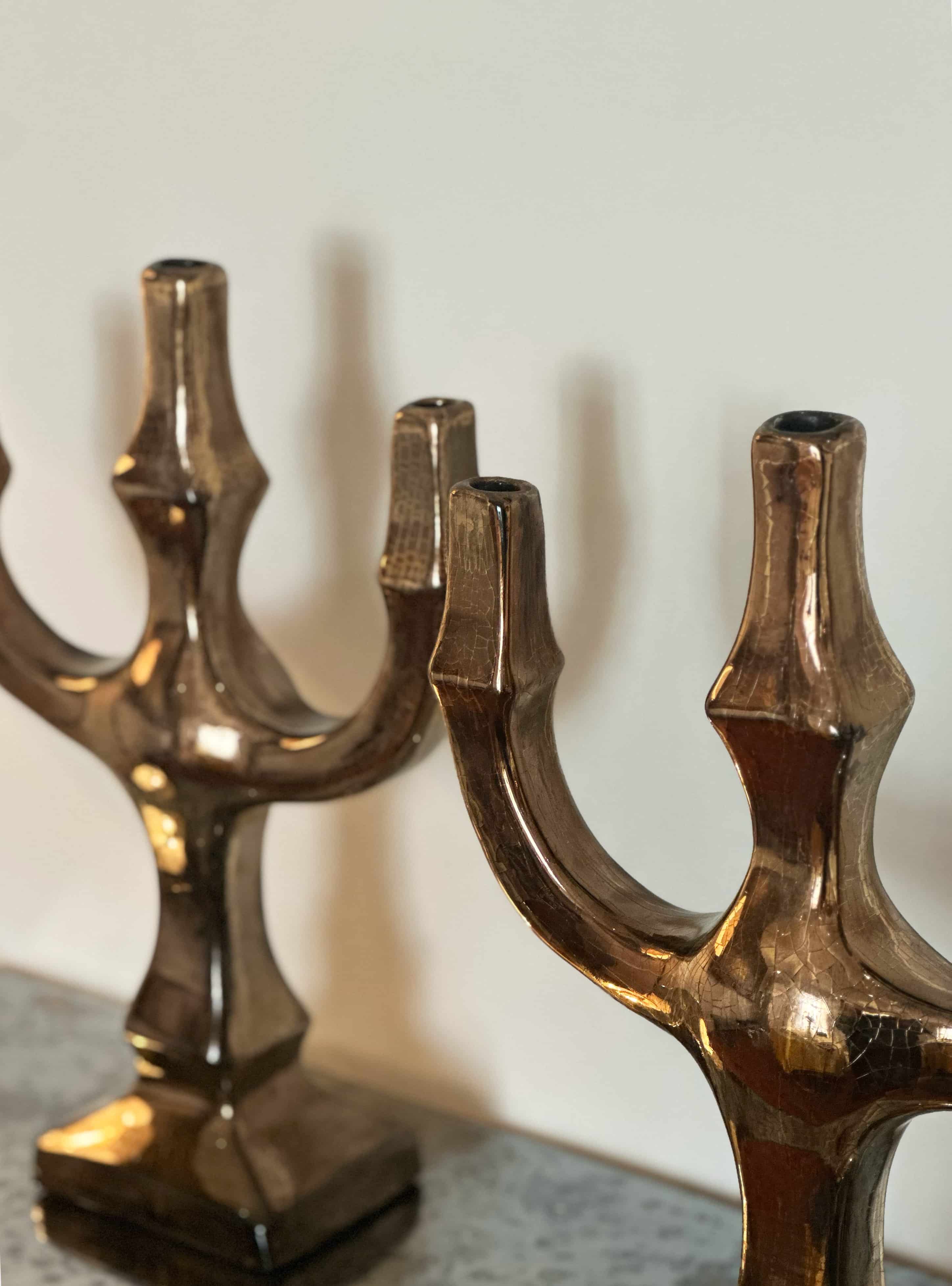 Denise Gatard, paire de bougeoirs émaillés doré, vue 01