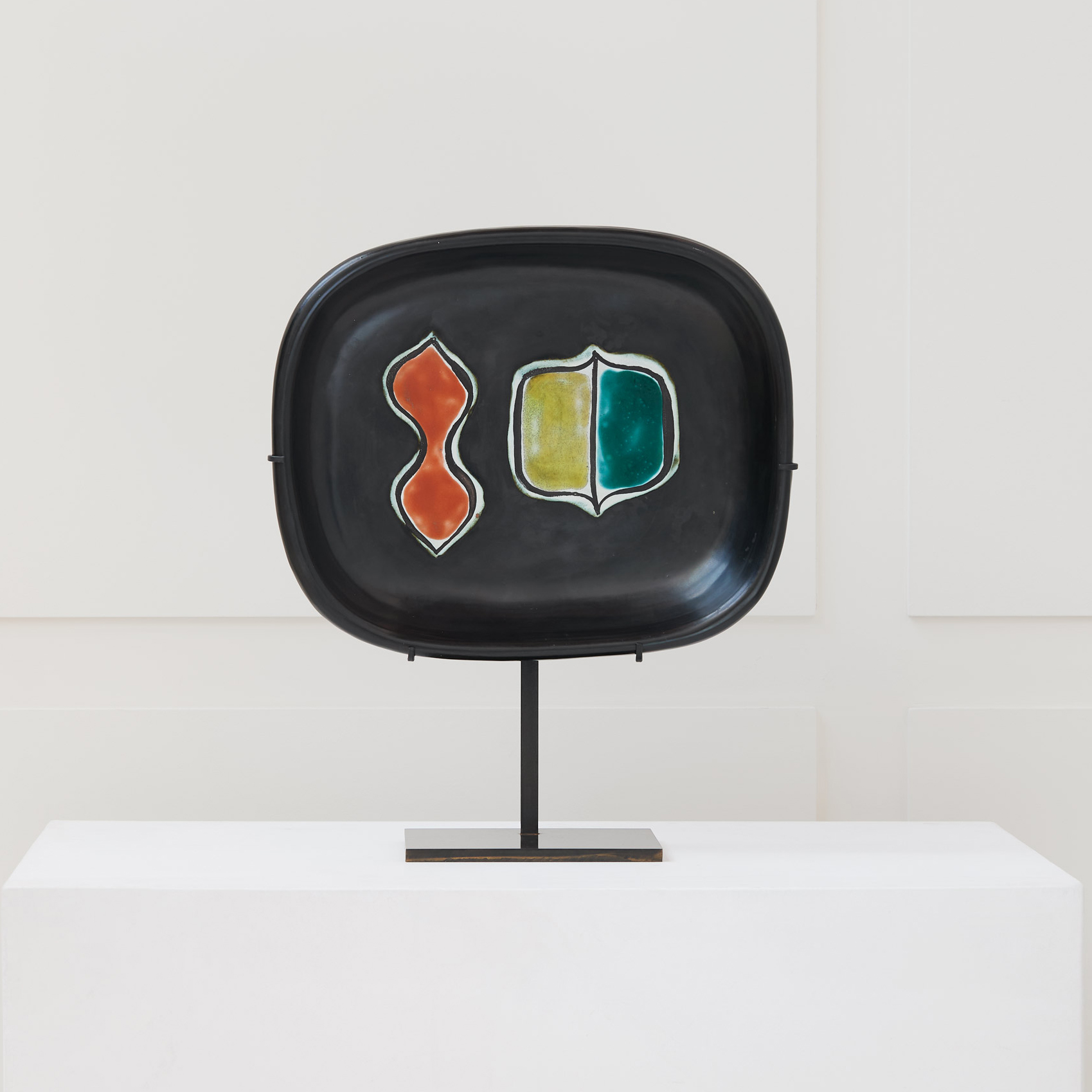 Plat en céramique émaillée noire