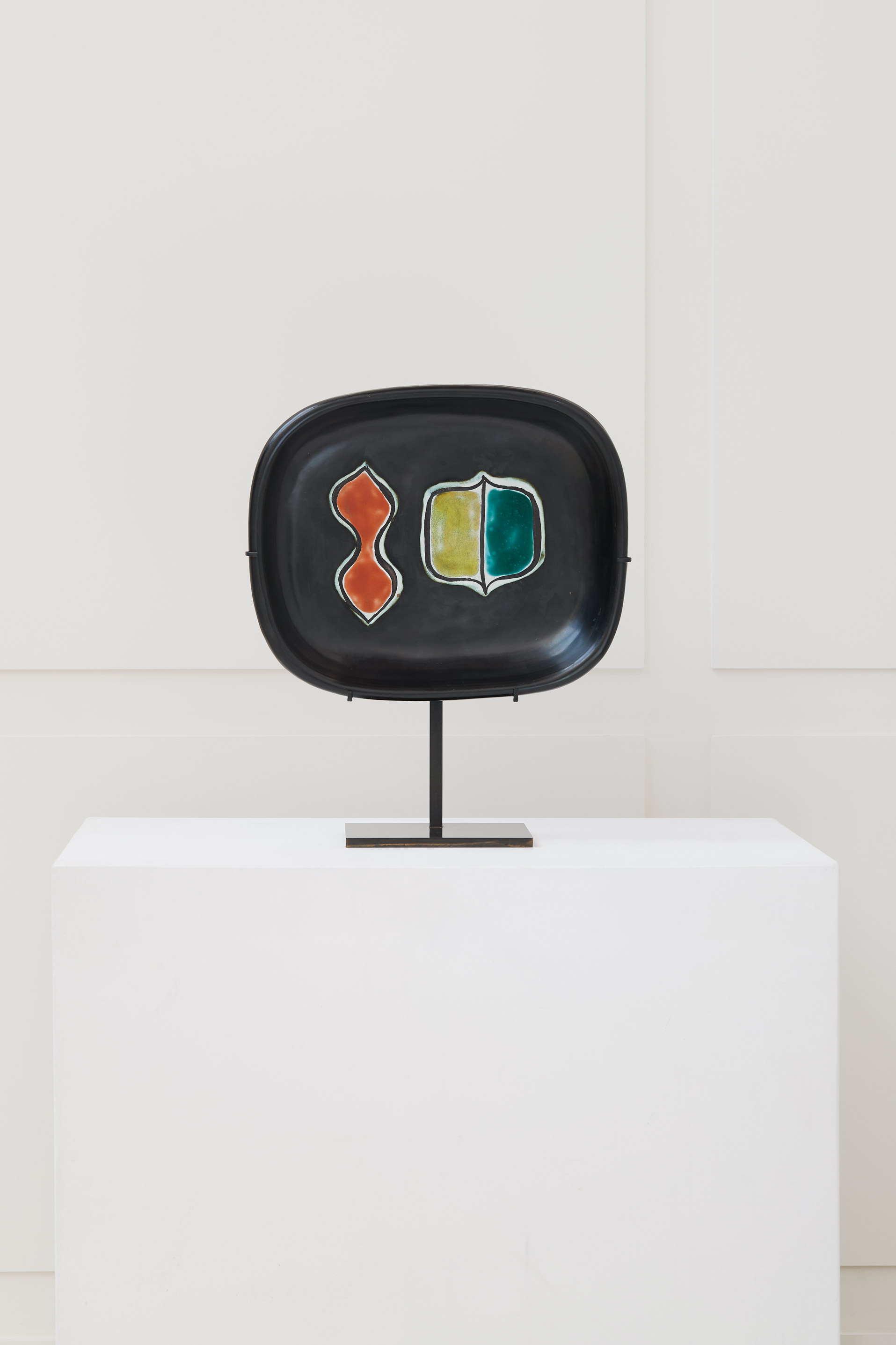 Georges Jouve, Plat en céramique émaillée noire, vue 01