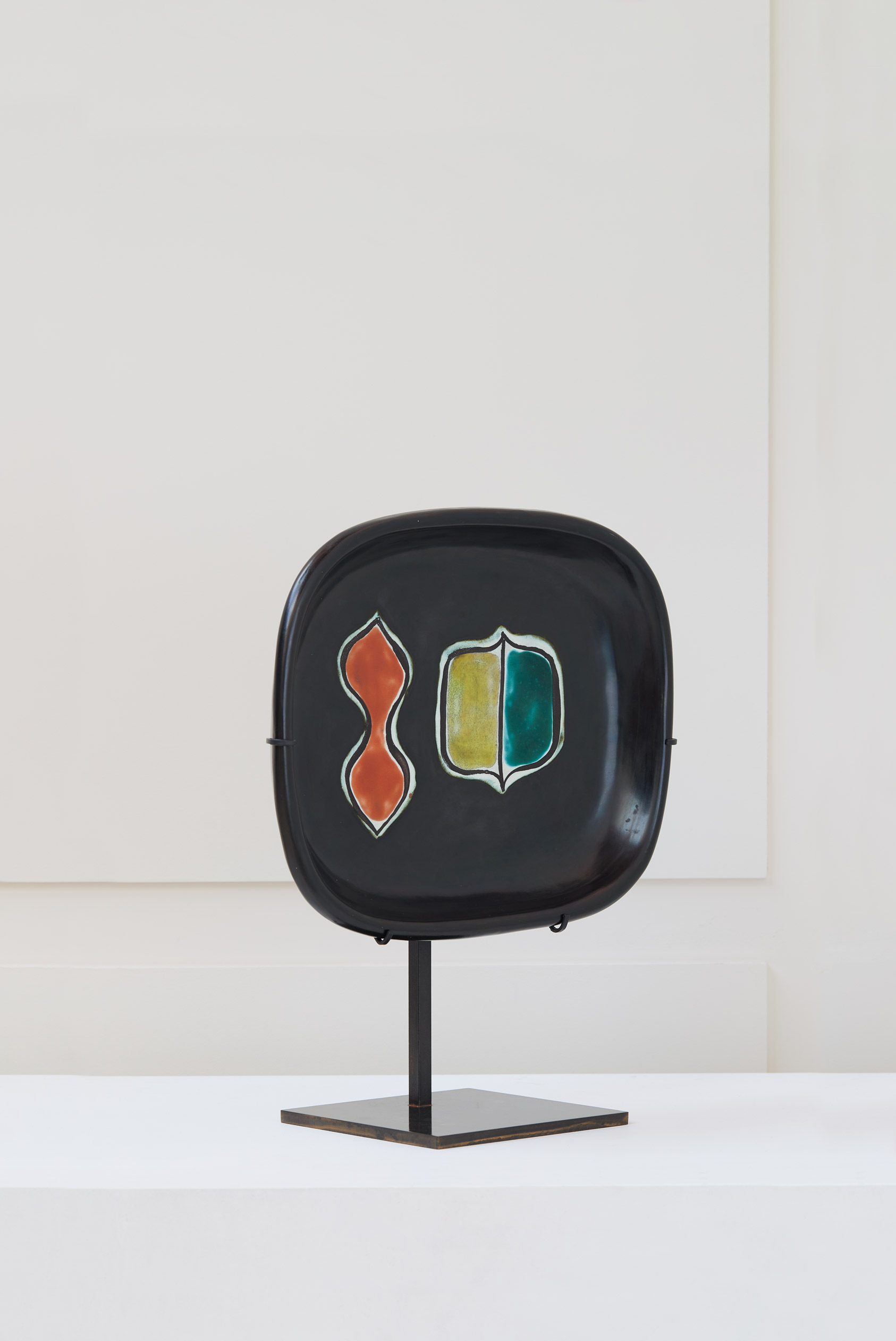 Georges Jouve, Plat en céramique émaillée noire, vue 01