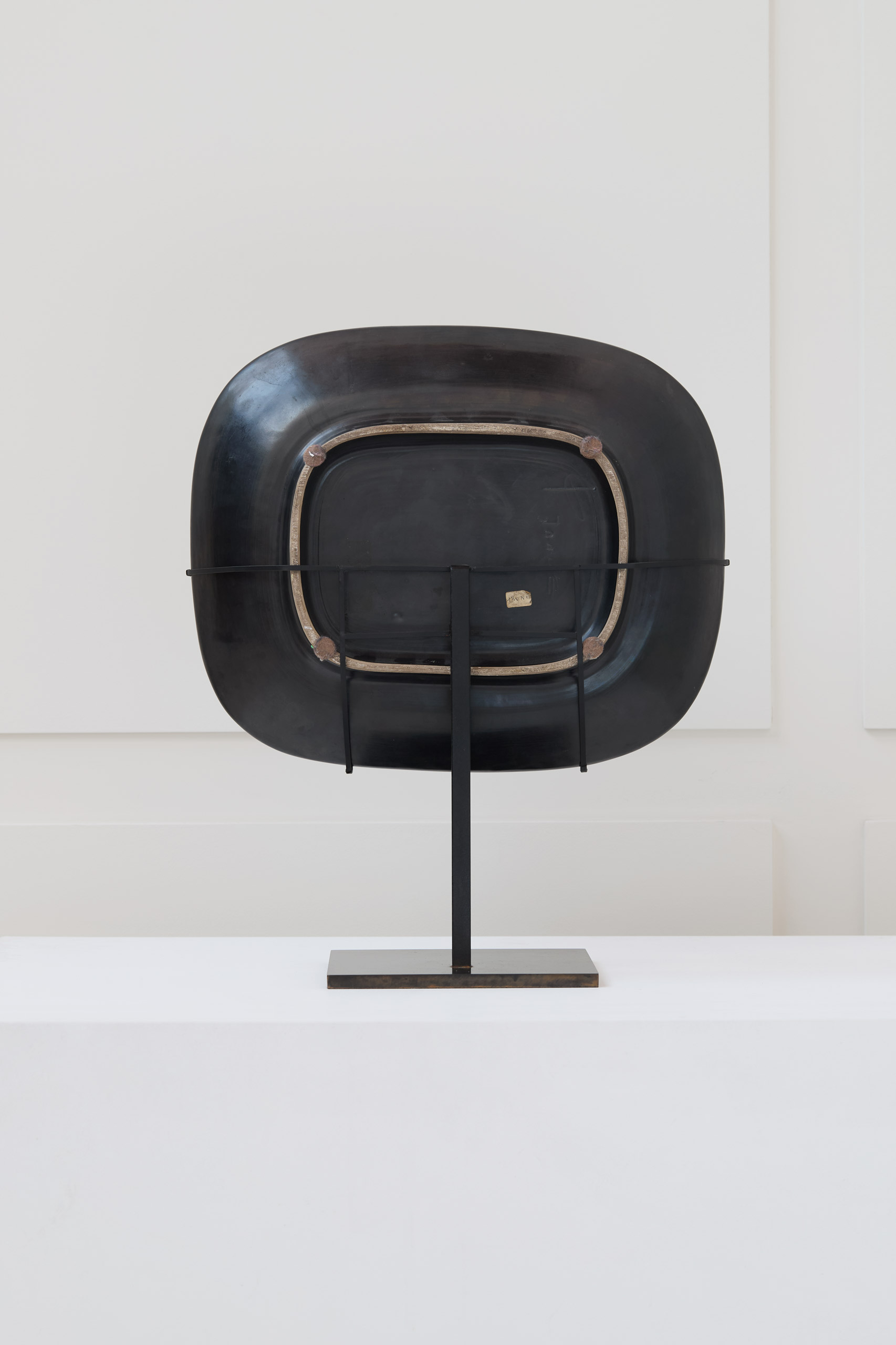 Georges Jouve, Plat en céramique émaillée noire, vue 01