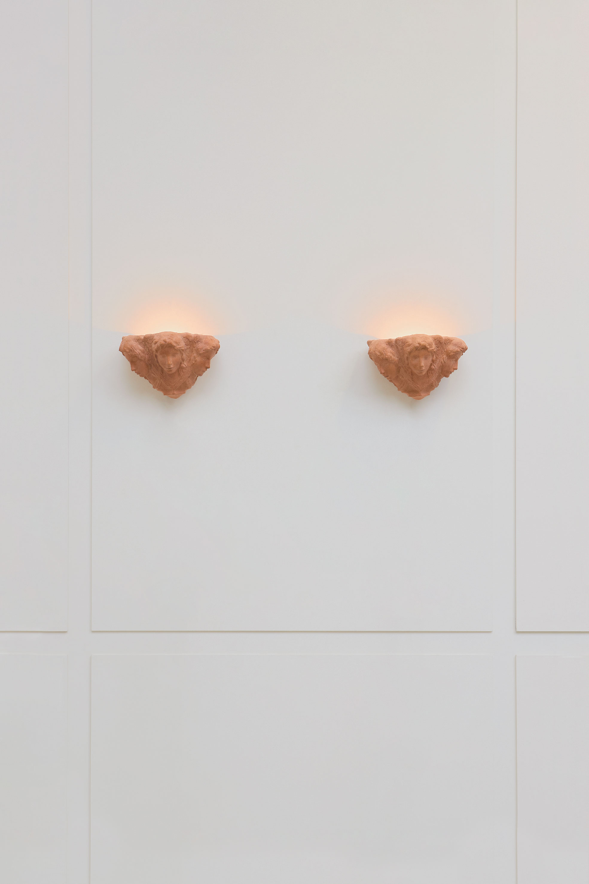 Vadim Androusov for André Arbus, Pair of  “Trois têtes de femmes” sconces, vue 01