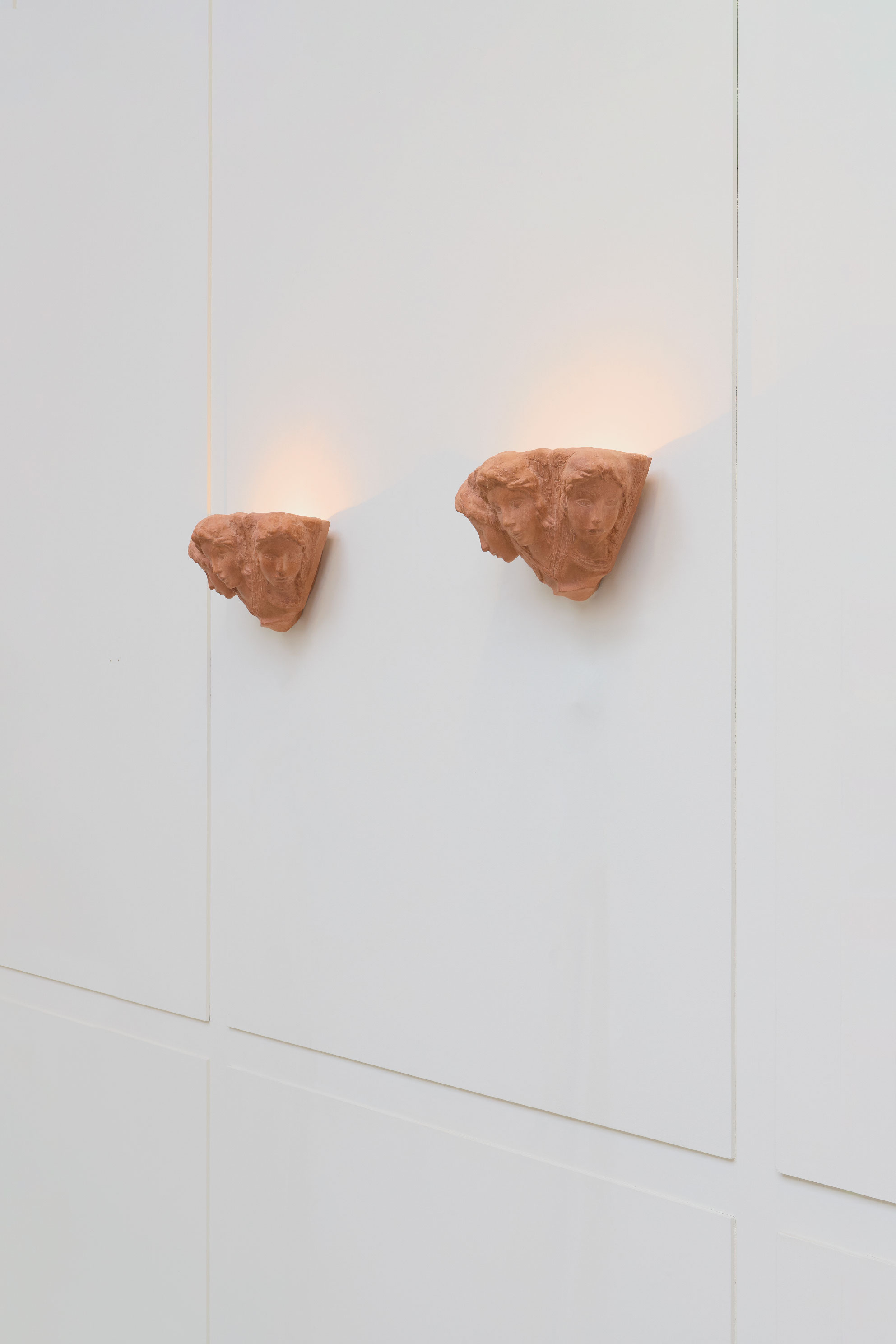 Vadim Androusov for André Arbus, Pair of  “Trois têtes de femmes” sconces, vue 01