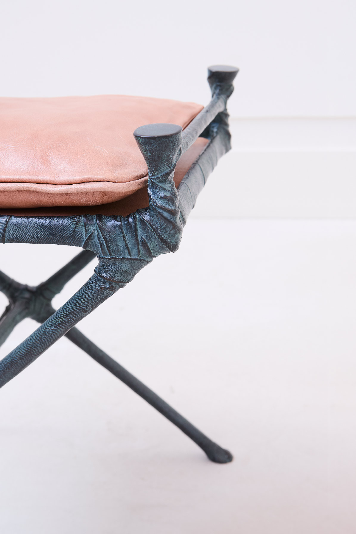 Bahman Dadkhah, Pair of stools, vue 01