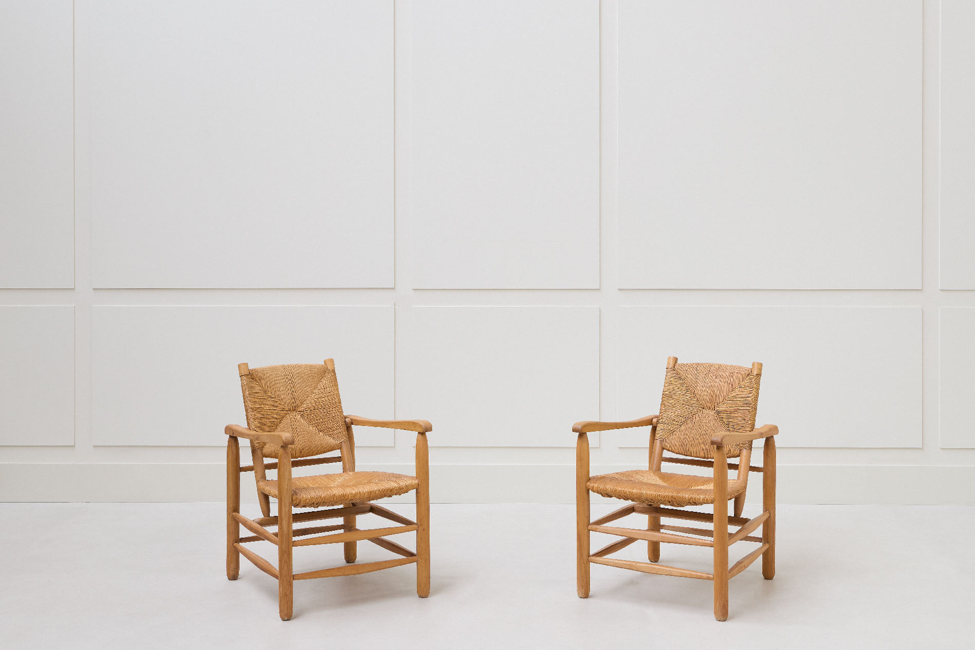 Charlotte Perriand, “N°21” known as “Chamrousse” pair of armchairs, vue 01