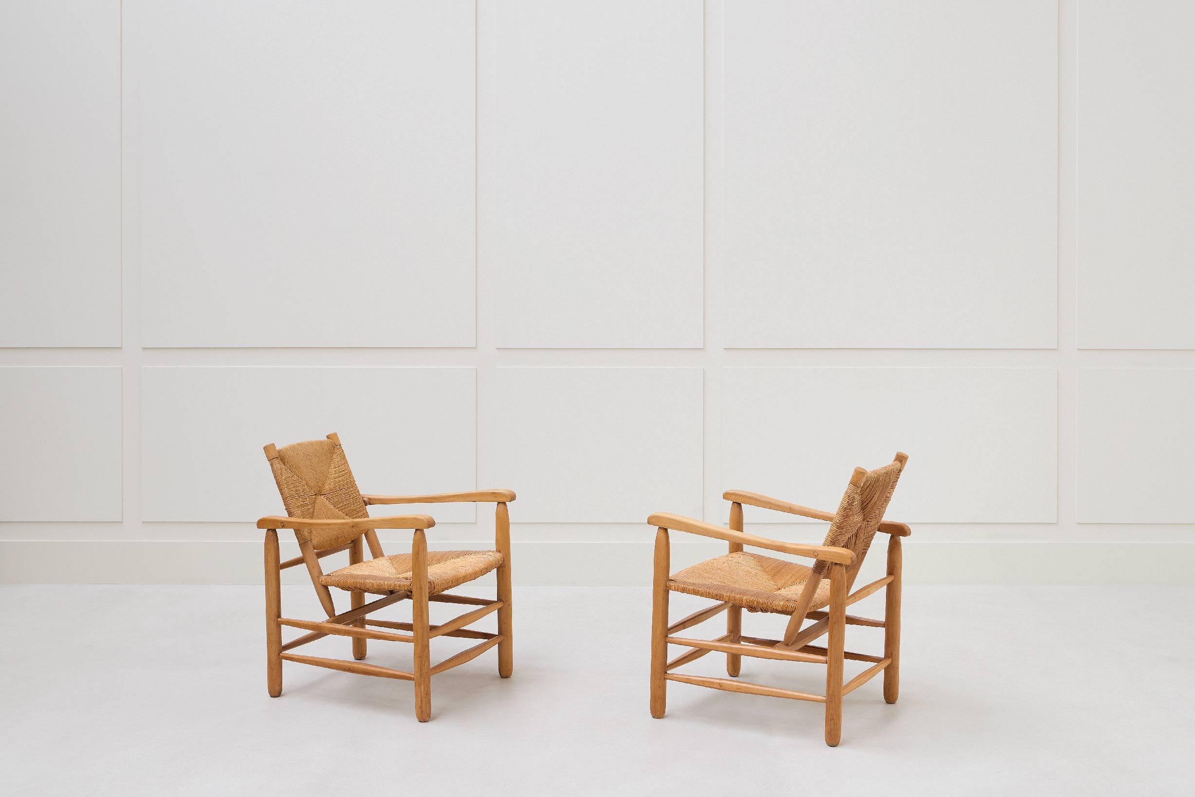 Charlotte Perriand, “N°21” known as “Chamrousse” pair of armchairs, vue 01