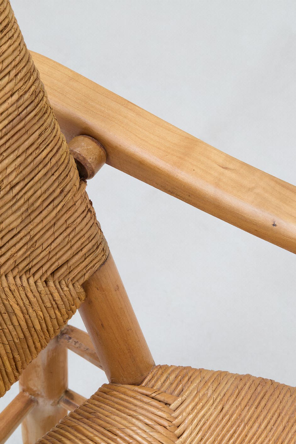 Charlotte Perriand, “N°21” known as “Chamrousse” pair of armchairs, vue 01