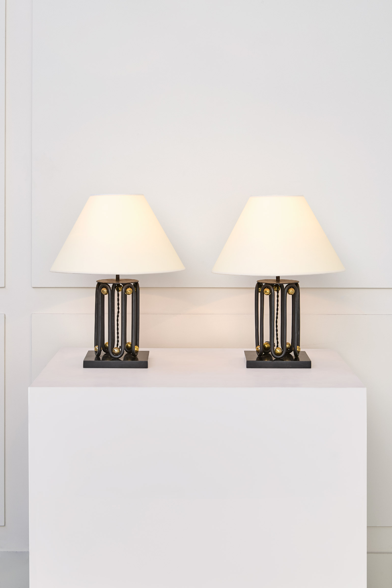 Jean Royère, “Ondulation” pair of lamps, vue 01