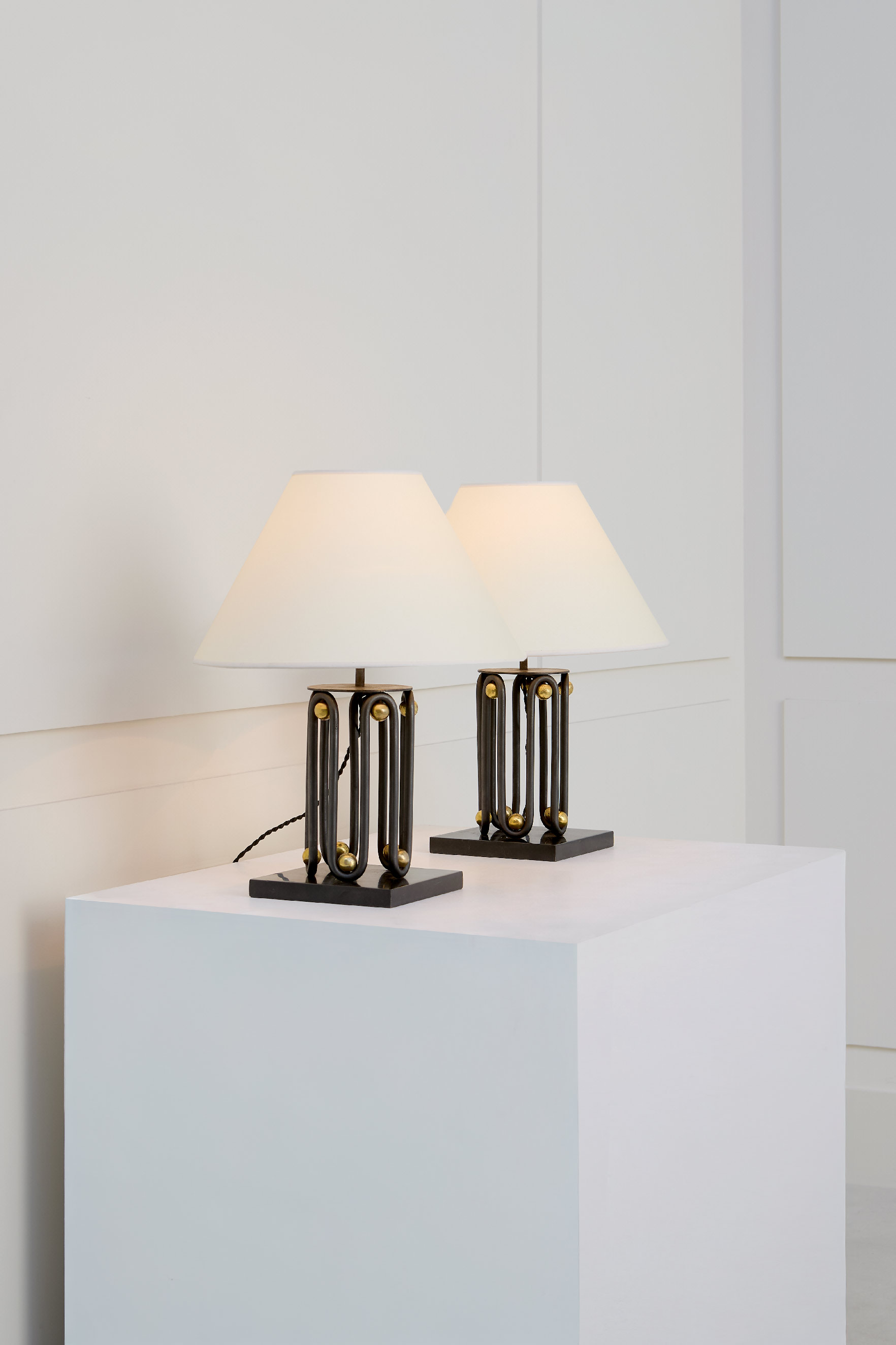 Jean Royère, “Ondulation” pair of lamps, vue 01