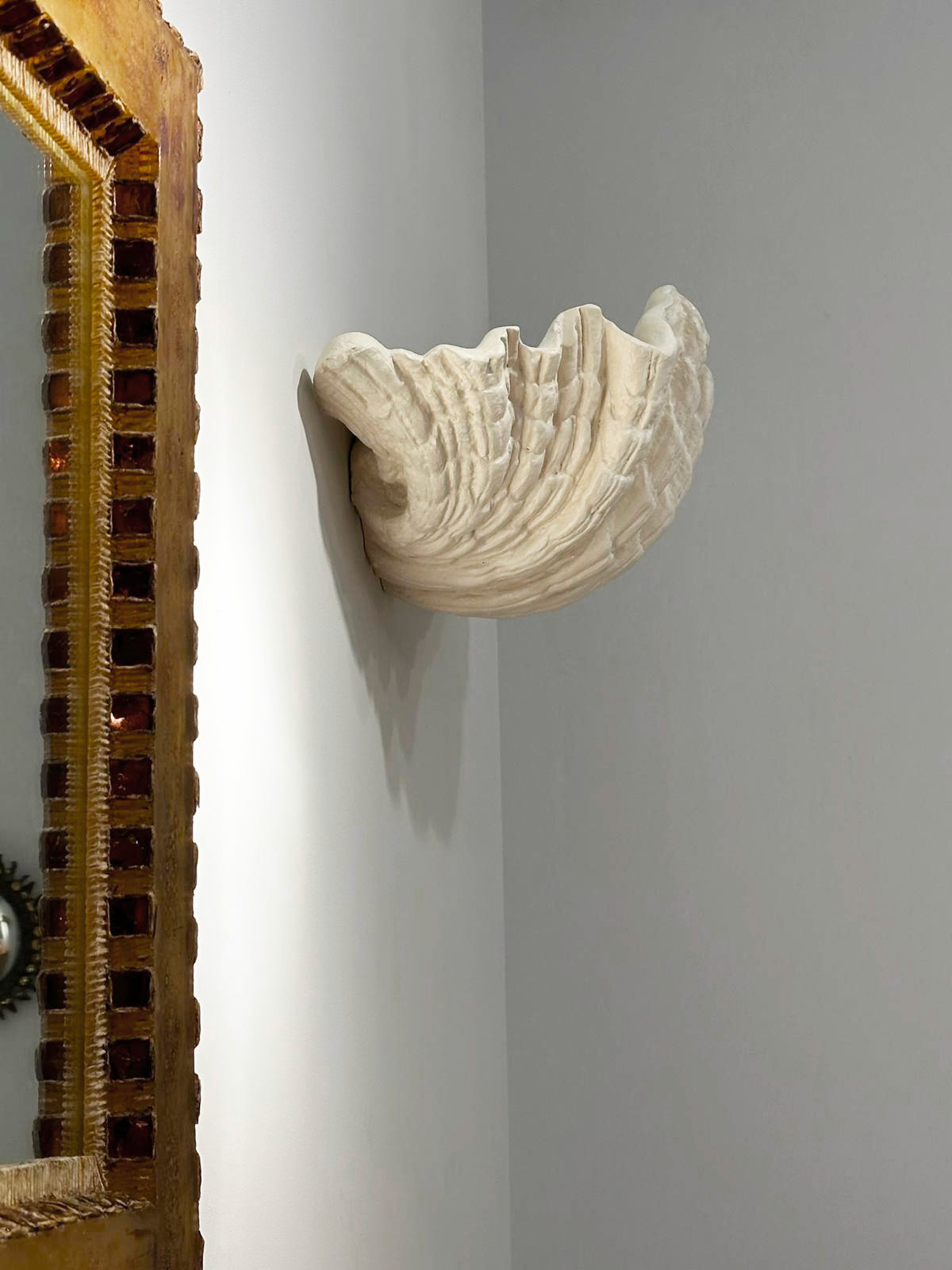 Serge Roche, paire d’appliques bénitier, vue 01