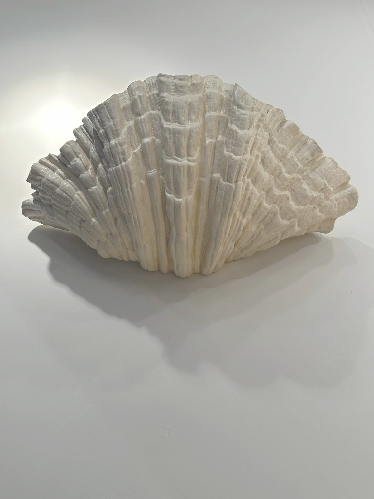 Serge Roche, paire d’appliques bénitier, vue 01