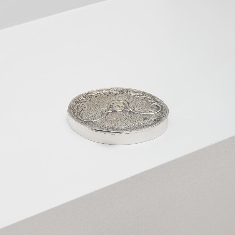 Poudrier "Jeune fille aux tresses", vers 1950